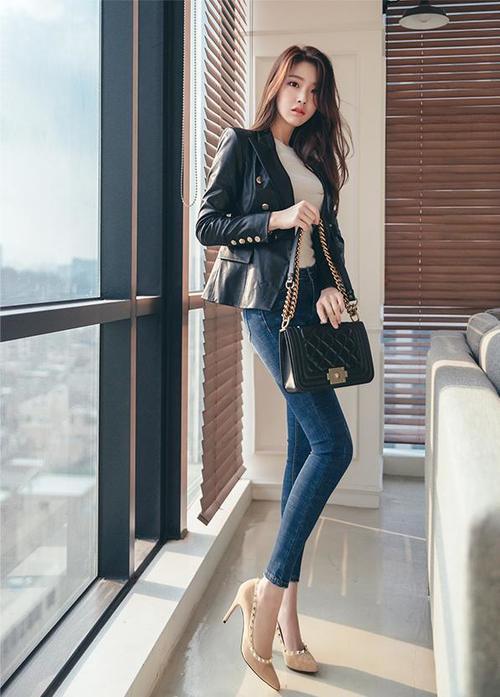 美女穿搭性感十足的紧身牛仔裤，辣妈秒变女神！