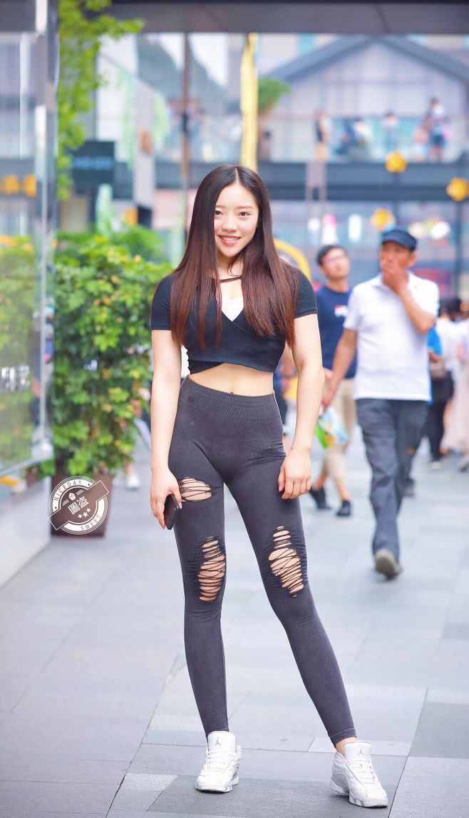 图三图四小姐姐身材真好，时尚的穿搭更显优美曲线