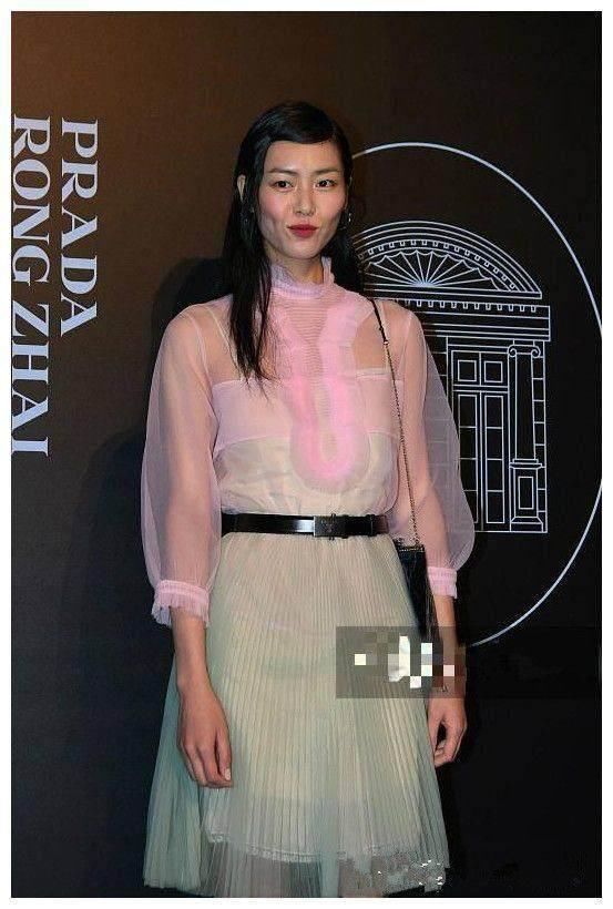 时装精也有失手的时候：王子文穿错打底裤好尴尬，刘雯则丑的离谱