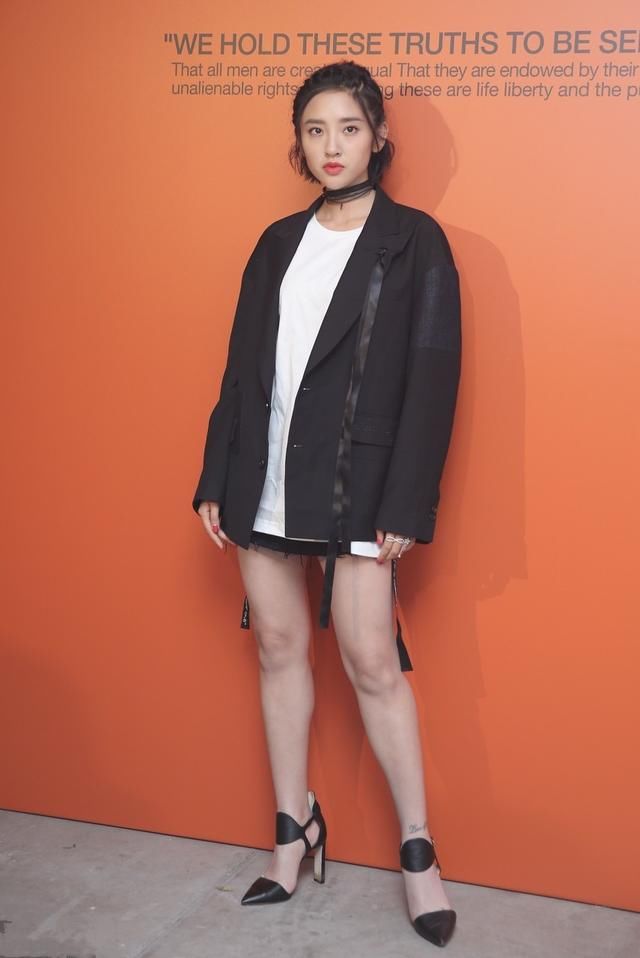 唐艺昕真够自信的,腿粗坚持不P图,还玩下衣失踪大秀“美腿”!