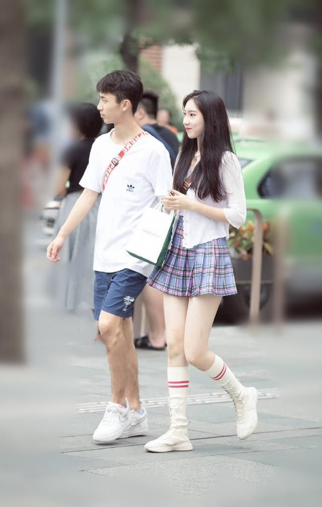 路人街拍，时尚的高跟鞋搭配起来，让你仙气十足!