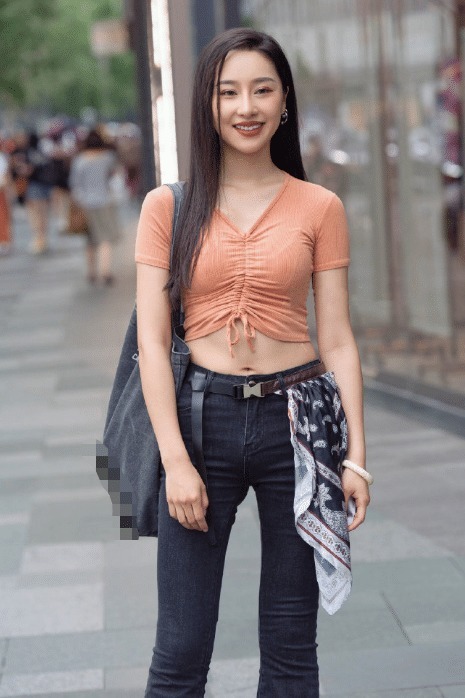  迷人|街拍：小姐姐的复古文艺穿搭, 自信又美丽的笑容很是迷人!