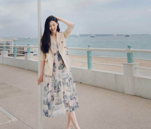  #代表#她是“高级脸”代表，身穿黑色亮闪丝绒连体裤，性感知性御姐范儿