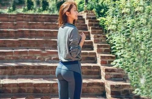 很会打扮的女孩子，搭配修身的打底裤，自信又漂亮