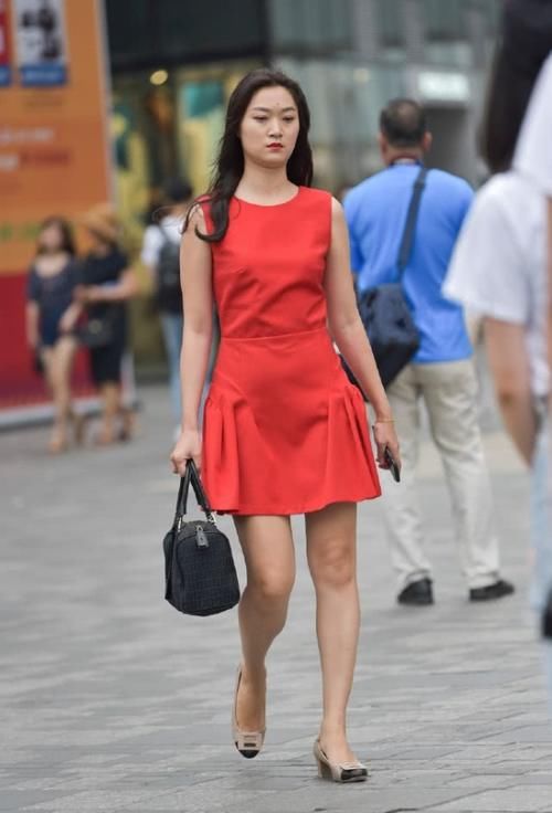  『美女』美女街拍：时尚辣妈一袭“小辣椒”裙装打扮，清新好看！