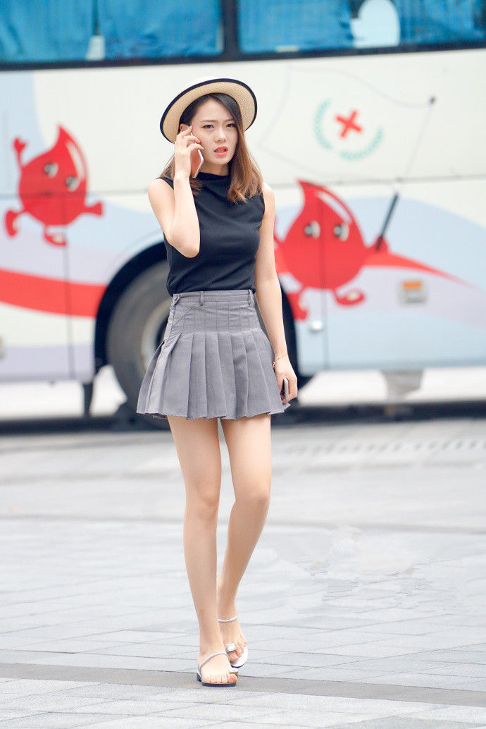 街拍路人，高贵端庄的一字肩穿搭参考，让你引爆时尚新潮流