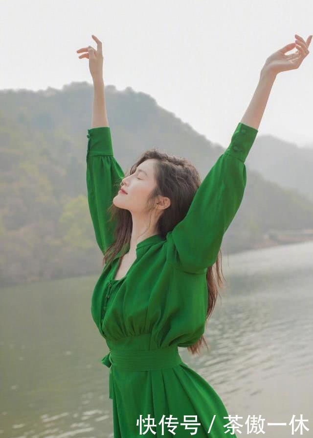 搭配黑色■22岁关晓彤穿衣也太粗心了!穿裙子露出打底裤,幸好有颜值在撑场