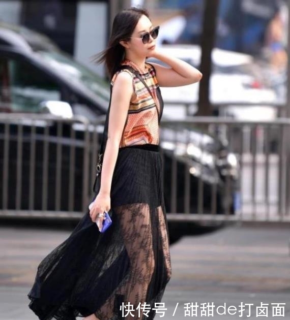 「气质」美女街拍:紧身裙小姐姐,展现高挑的身材,尽显性感的魅力!