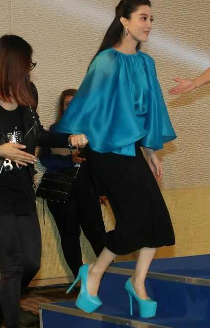 女星的那些奇葩高跟鞋，看着都难受，穿上真的是有勇气！