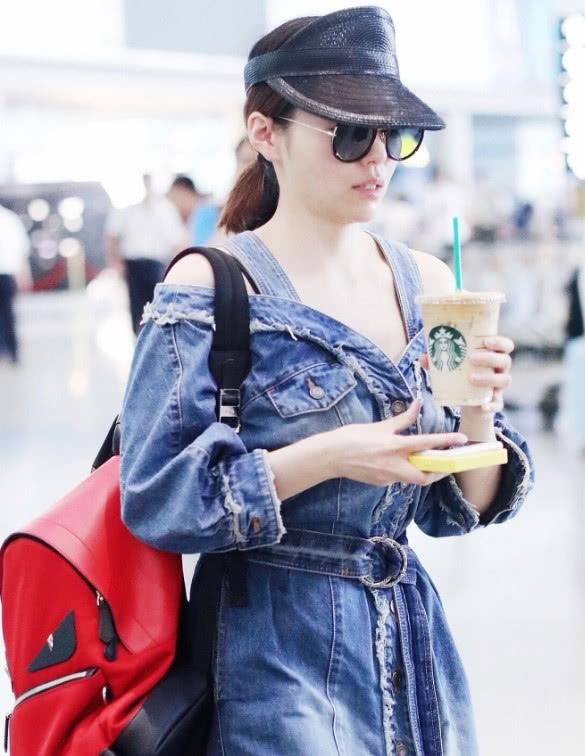 到底胖了几斤？张靓颖穿牛仔裙亮相，竟成了“土胖”本人！