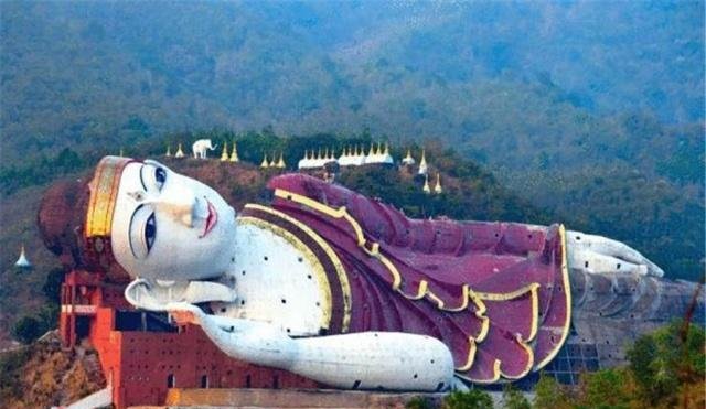 全球最“诡异”的佛像近看是山，远看是佛，夜晚让人不敢直视