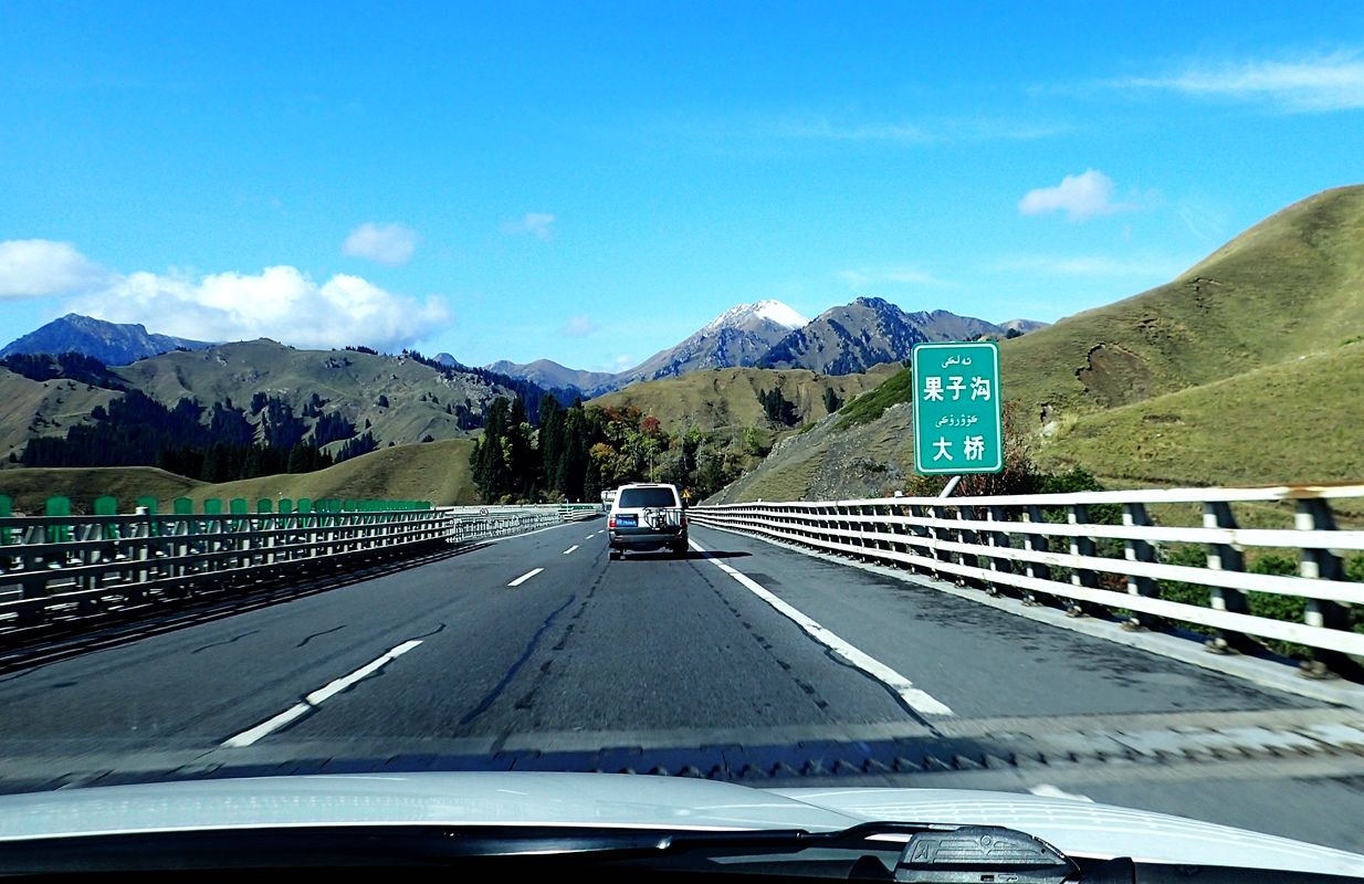 自驾走壮观的果子沟大桥，来到中国最西端——霍尔果斯口岸