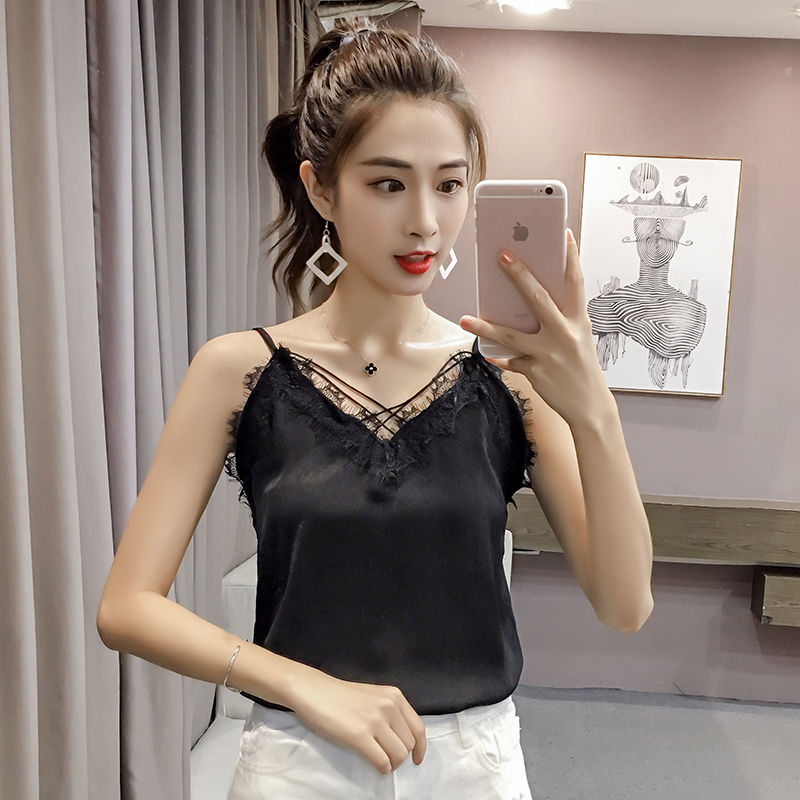 身材丰满的女人就穿吊带，特别性感有女人味，人人看了都脸红