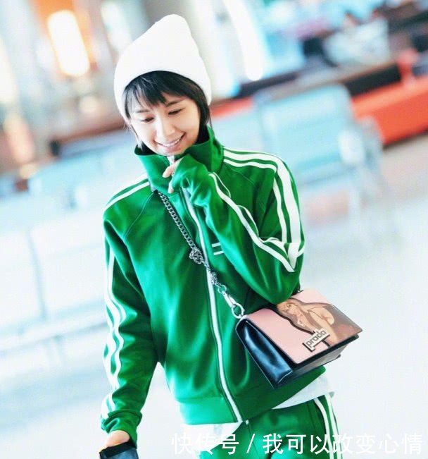 王子文穿“巨人靴”，鞋子比头还大还宽，走路抬得动脚吗？