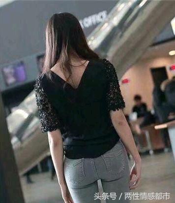 黑色短袖搭配牛仔裤，妹子散发出青春活力气息