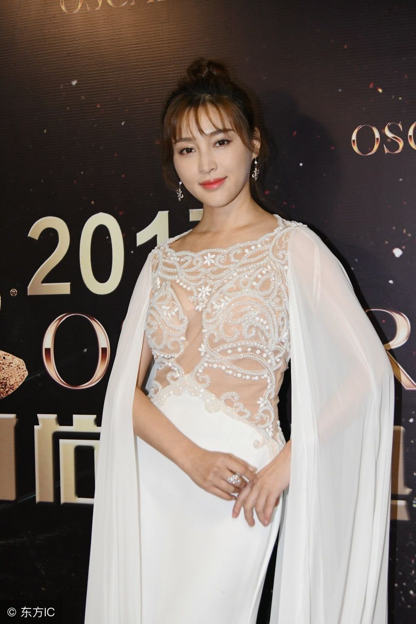 甘婷婷白色镂空长裙，这身装扮美得让人不敢直视了