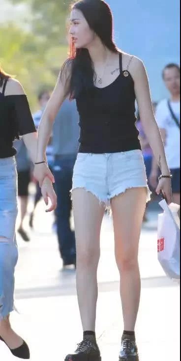 性感小姐姐身穿吊带抹胸搭配超短裤，十分性感，吸睛无数