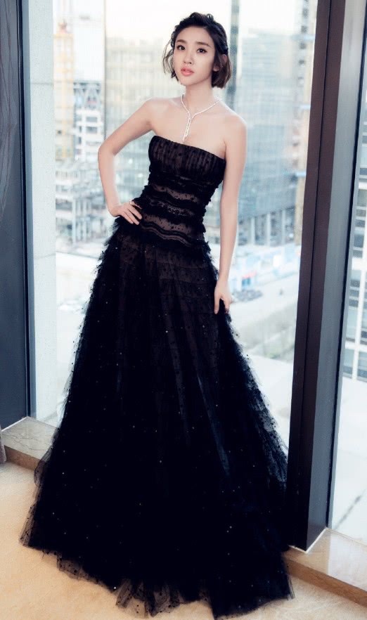 唐艺昕真厉害，在身前画个“心电图”？瞬间美得“惊心动魄”！