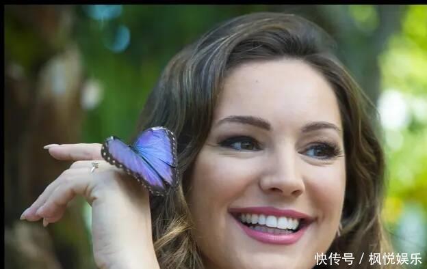  [粉色]超模凯莉·布鲁克，身穿粉色蕾丝裙，唯美与蝴蝶共舞