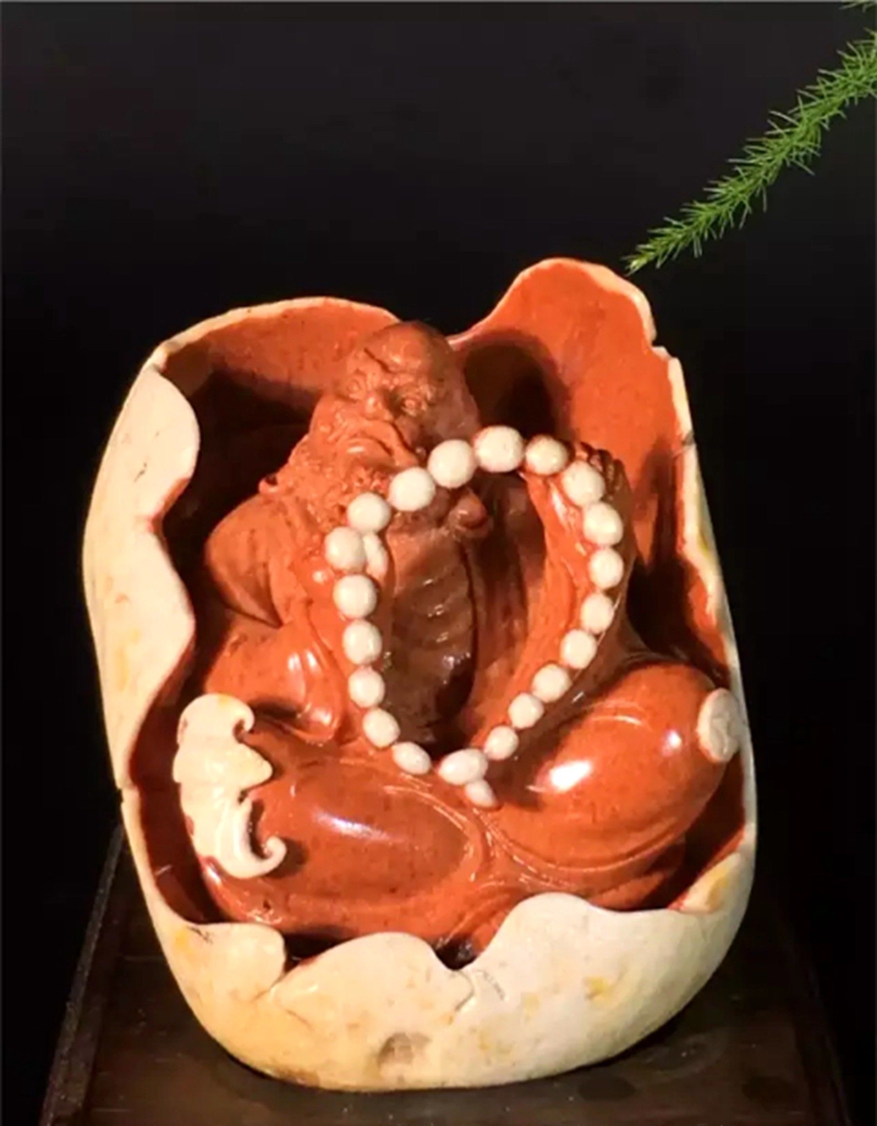 寿山石是我国的瑰宝，纯手工从内壁画出来，工艺非常精湛