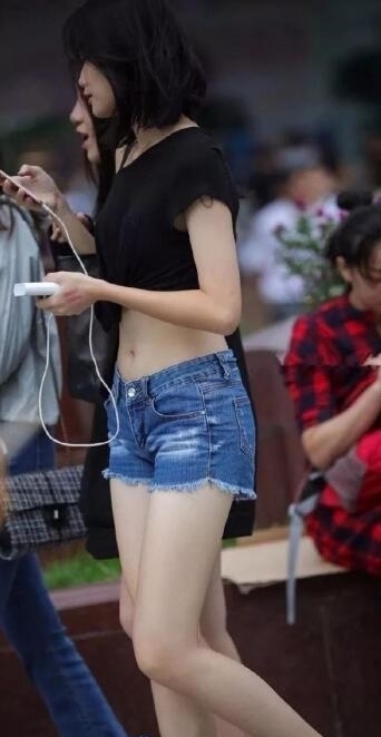  「T恤衫」时尚街拍，灰色的露脐紧身T恤衫，走路自带气质，养眼又好看
