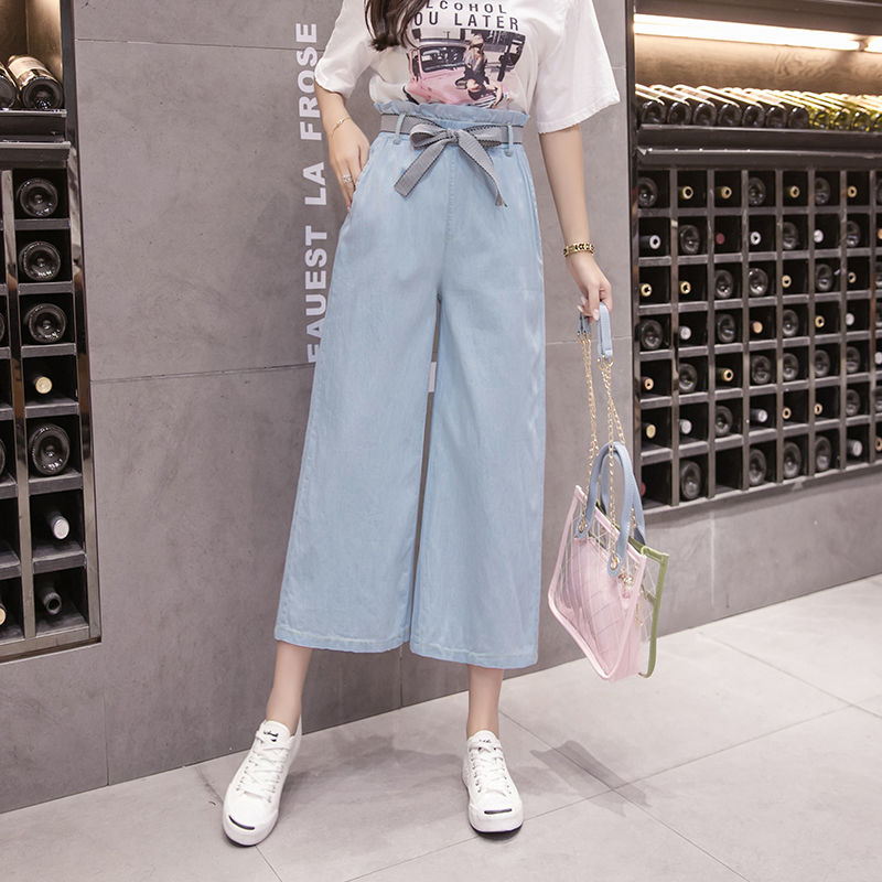 70后别穿阔腿裤，土腻了!时下流行“垂感”牛仔裤，美嫩藏不住