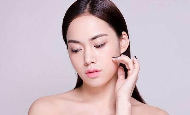  女生：身体乳要怎么涂才能让肌肤细嫩白净？精致女生看过来