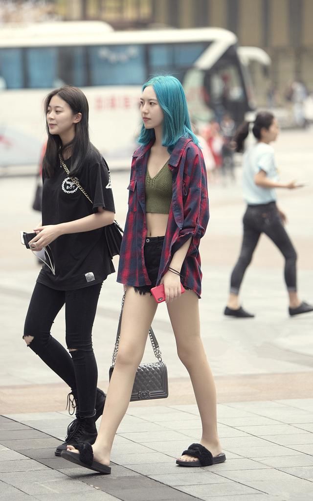 路人街拍，这样的中规中矩的穿搭也很时尚，而且有另一番的美法