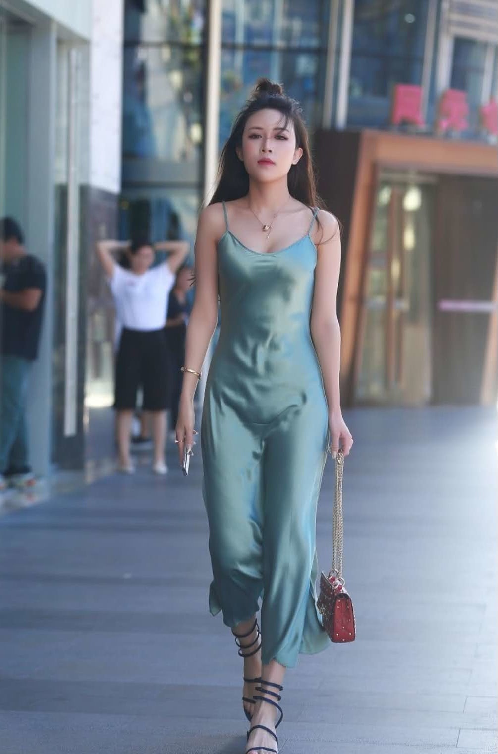 吊带长裙萌妹子皮肤雪白，丝绸长裙走起路来显迷人线条