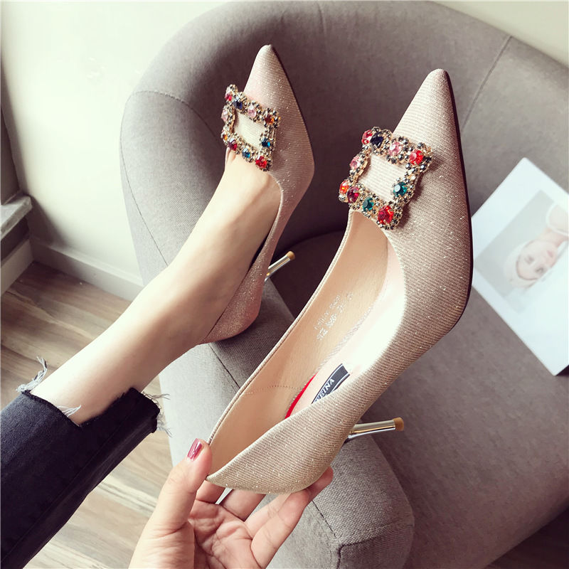 好马配好鞍，精致女人需要高跟凉鞋扮靓你的美，品质生活一触即发