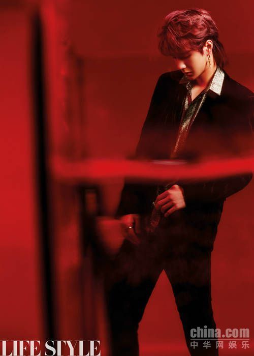 王一博登时尚杂志封面 红光氤氲里尽展偶像型格