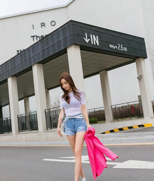 聚光灯下:美女穿着火热性感的热裤,靓丽的让人移不开眼!