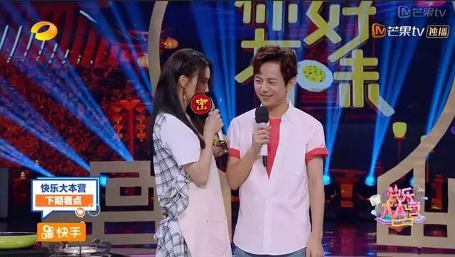 舒淇穿荷叶边裙,谢娜穿衬衫裙,却都没有穿牛仔背带裙的吴昕可爱