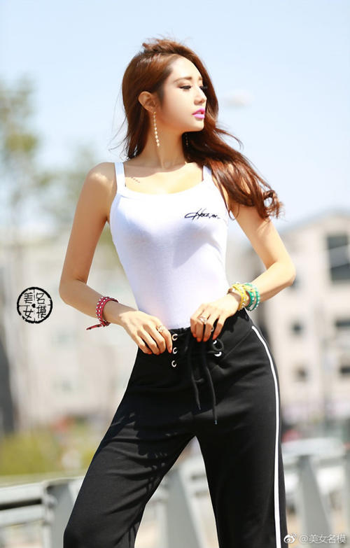路人街拍,黑色打底裤搭配白色紧身衣,经典的穿搭,体现了时尚!
