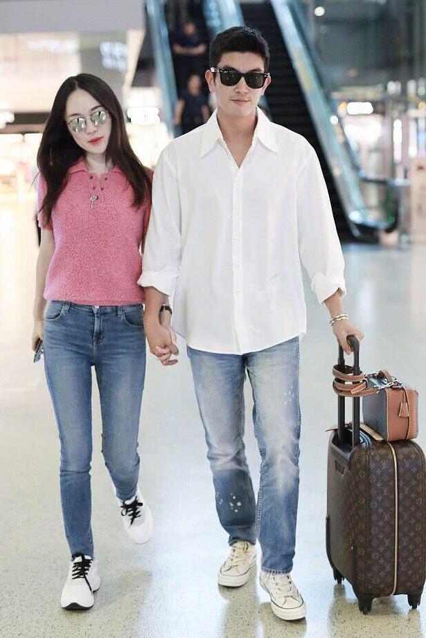 又见半拉链裤子，张天爱你这是跟李菲儿学的打扮吗？