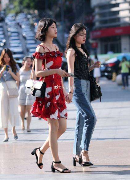 街拍：小姐姐粉色的绑带上衣，身体线条棱角分明，十足的健身范!