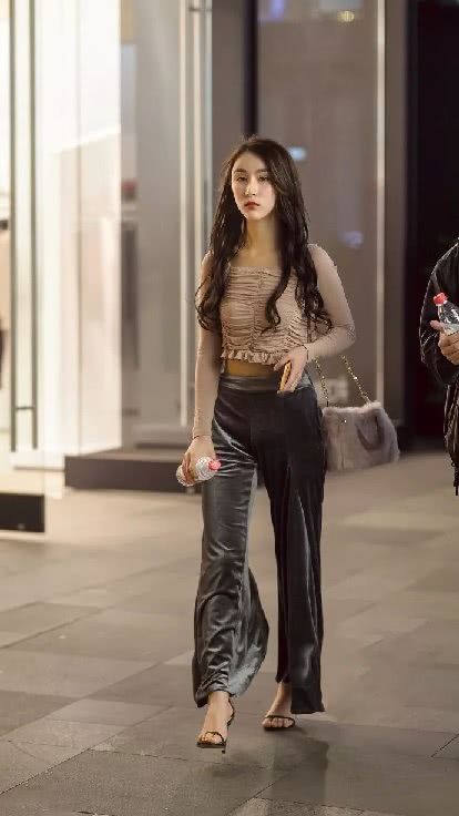 街拍：夏夜独自漫步优雅气质小姐姐，性感女神范儿十足！