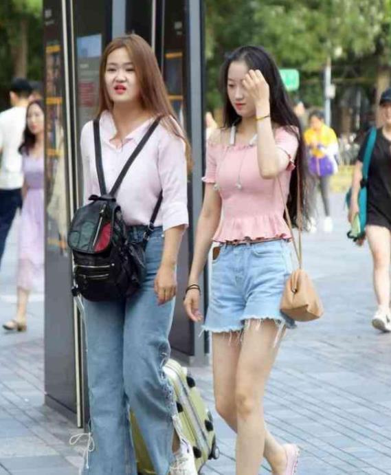 「身穿」街拍:眉清目秀的小美女,身穿连衣裙,时尚唯美气质唯美动人