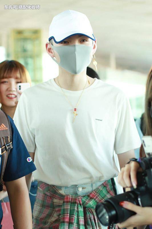 朱星杰出门又是化妆，又是戴耳坠，还把钥匙扣挂脖子上了！