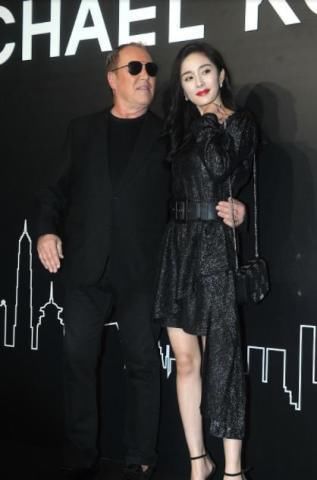 杨幂豁出去了，踩着“两根针”就出门，一转身全场静止了！