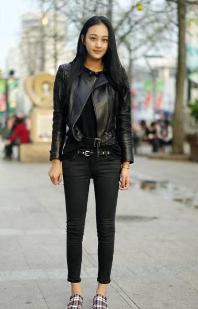 紧身裤搭配T恤小姐姐, 凸显玲珑性感的好身材, 尽显迷人身材