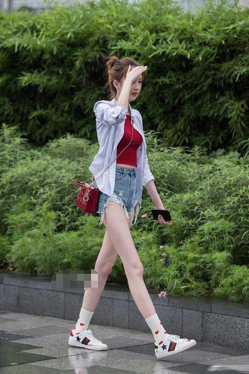 路人街拍，小姐姐身上穿了一件棕色的连衣裙，增添了几分甜美可爱