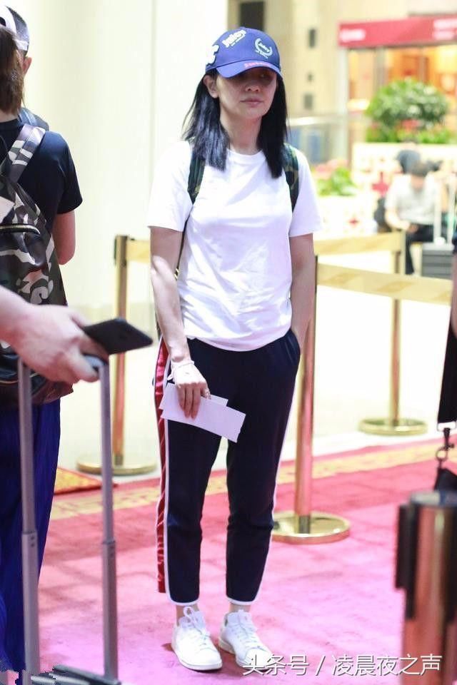 胡可素颜出镜，脸部松垮皱纹明显！网友：42岁普通人就是这模样