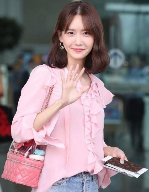 林允儿帅气现身机场!一件白T恤让她美成小仙女，下半身却辣眼睛