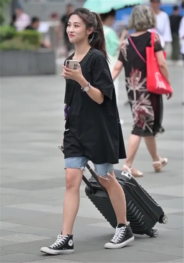  『柯基』小姐姐真勇敢，裤子被遮得只有5cm长，想不变柯基腿都难了！