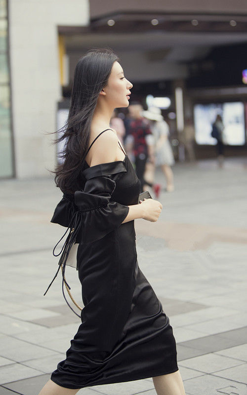 重庆街拍:韩范穿搭，背心搭配走路带风纯色高腰九分阔腿裤