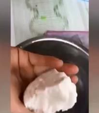 小心吃了假馒头!疑似卫生纸制馒头视频曝光，摊主系无证经营 切