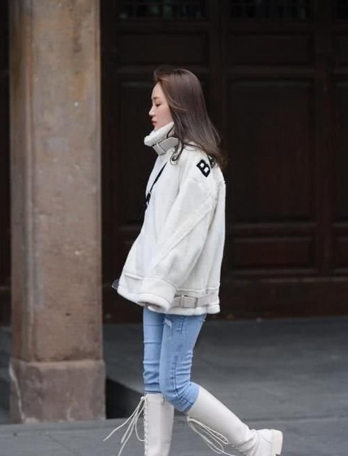 #服饰#路人街拍,小姐姐牛仔裤搭配卡其色休闲衫,美得格外出众