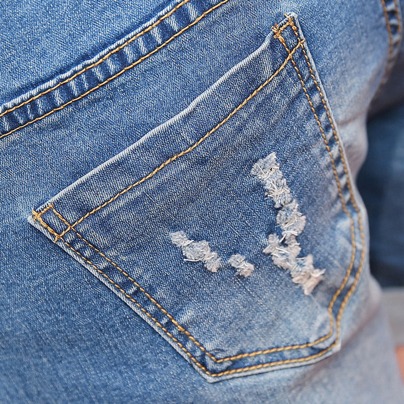 现在的姑娘真敢穿啊，短裤这么短，想不让人注意都难