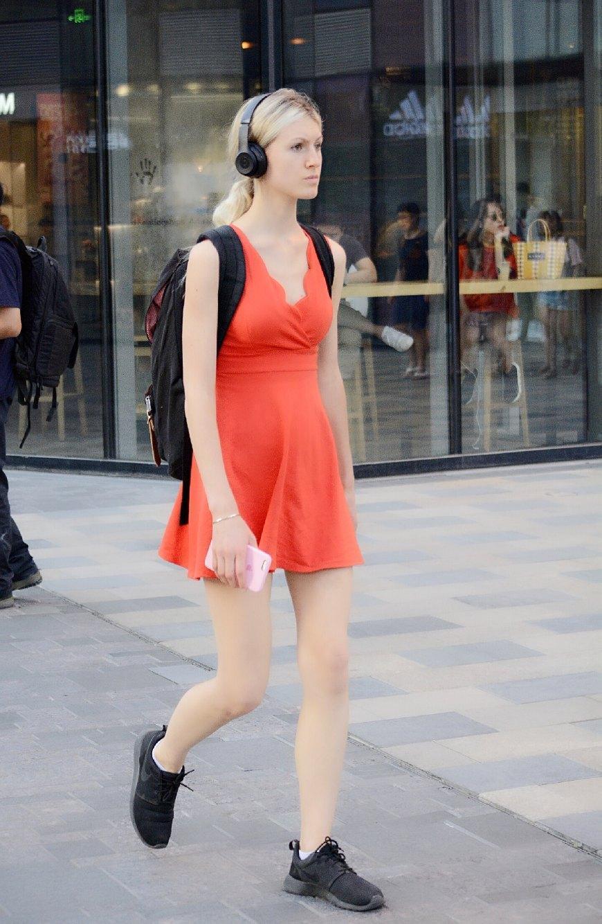 北京街拍:三里屯这些逛街购物的姑娘们你最欣赏哪一位呢?